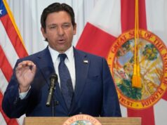 DeSantis rejeita processo judicial sobre valiosos imóveis da Biblioteca Trump em Miami Florida Governor Ron DeSantis during a news conference on August 12, 2025, in Tampa, Florida. (AP Photo/Chris O'Meara, File)