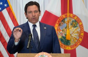 DeSantis rejeita processo judicial sobre valiosos imóveis da Biblioteca Trump em Miami Florida Governor Ron DeSantis during a news conference on August 12, 2025, in Tampa, Florida. (AP Photo/Chris O'Meara, File)