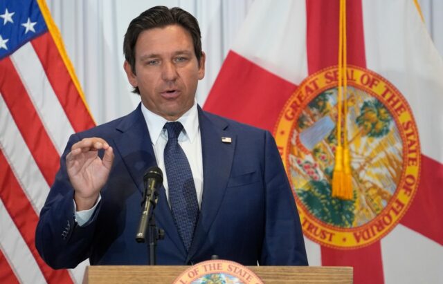 DeSantis rejeita processo judicial sobre valiosos imóveis da Biblioteca Trump Florida Governor Ron DeSantis during a news conference on August 12, 2025, in Tampa, Florida. (AP Photo/Chris O'Meara, File)