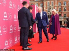 Declan Donnelly é pego em uma divertida ilusão de ótica ao cumprimentar Charles e Camilla no tapete vermelho da festa de gala do 50º aniversário do King’s Trust Declan Donnelly se viu no centro de uma engraçada ilusão de ótica, pois parecia que ele estava usando uma saia plissada enquanto cumprimentava o rei Charles e a rainha Camilla no tapete vermelho