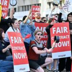 Defensores dos sem-teto e trabalhadores de hotéis protestam em frente ao Congresso da FIFA em Vancouver