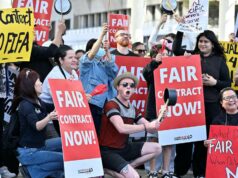 Defensores dos sem-teto e trabalhadores de hotéis protestam em frente ao Congresso da FIFA em Vancouver Defensores dos sem-teto e trabalhadores de hotéis protestam em frente ao Congresso da FIFA em Vancouver