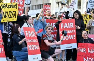 Defensores dos sem-teto e trabalhadores de hotéis protestam em frente ao Congresso da FIFA em Vancouver Defensores dos sem-teto e trabalhadores de hotéis protestam em frente ao Congresso da FIFA em Vancouver