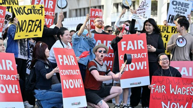 Defensores dos sem-teto e trabalhadores de hotéis protestam em frente ao Congresso da FIFA em Vancouver

