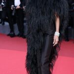 Demi Moore, 63, mostrou às jovens estrelas de Hollywood como isso era feito enquanto enfeitavam o tapete vermelho na estreia do Fjord no Festival de Cinema de Cannes na segunda-feira.