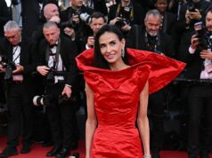 Demi Moore chama a atenção em um vestido vermelho enrugado com gola dramática ao se juntar à capa vestindo Diane Kruger na exibição de Pátria durante o Festival de Cinema de Cannes Demi Moore estava incrível em um ousado vestido vermelho enrugado ao chegar ao tapete vermelho na exibição de Pátria durante o 79º Festival de Cinema de Cannes na quinta-feira.