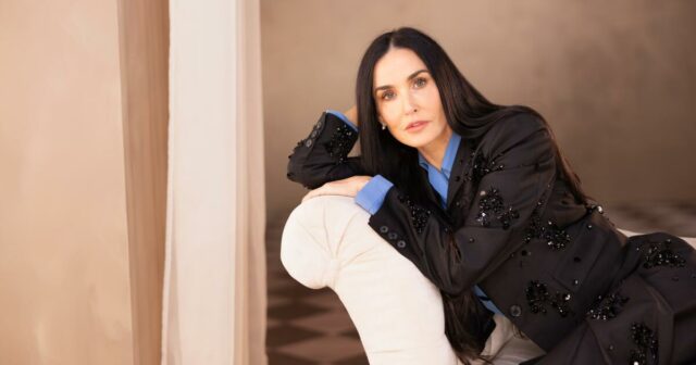 Demi Moore diz que Hollywood precisa ‘encontrar maneiras’ de trabalhar com IA, e não combatê-la
