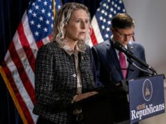 Democratas dizem que legislador republicano deve renunciar por concordar com comentário de ‘colheita de algodão’ Democratas dizem que legislador republicano deve renunciar por concordar com comentário de 'colheita de algodão'