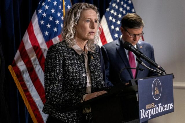 Democratas dizem que legislador republicano deve renunciar por concordar com comentário de 'colheita de algodão'
