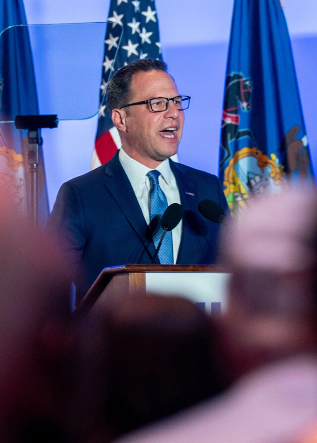 Democratas varrem Pittsburgh e expulsam titulares republicanos nas eleições da PA
