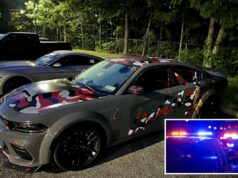 Demônios da velocidade capturaram corridas de arrancada na LI – e agora podem perder suas rodas aprimoradas: policiais Dois muscle cars, um com camuflagem vermelha, branca e cinza, estacionados no asfalto.