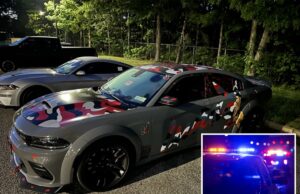Demônios da velocidade capturaram corridas de arrancada na LI – e agora podem perder suas rodas aprimoradas: policiais Dois muscle cars, um com camuflagem vermelha, branca e cinza, estacionados no asfalto.