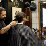 Dentro de uma barbearia em Beirute moldada pela guerra e pela crise