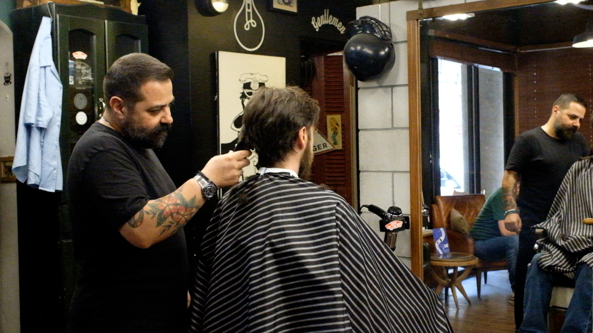 Dentro de uma barbearia em Beirute moldada pela guerra e pela crise