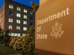 Departamento de Estado de Trump adota teoria da ‘migração de substituição’ Office lights are illuminated in the U.S. Department of State headquarters on July 11, 2025, in Washington, DC.