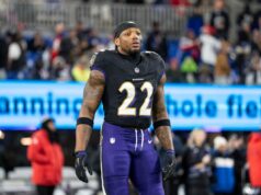 Derrick Henry se torna viral por simplesmente aparecer no OTA dos Ravens – veja por quê BALTIMORE, MARYLAND - DECEMBER 21: Derrick Henry #22 of the Baltimore Ravens looks on prior to an NFL football game against the New England Patriots at M&T Bank Stadium on December 21, 2025 in Baltimore, Maryland. (Photo by Michael Owens/Getty Images)