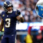 O safety do Los Angeles Chargers, Derwin James, com o uniforme azul de seu time e a de capitão