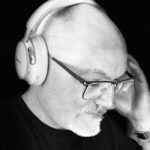 Fones de ouvido sem fio brancos marcados com L e R ao lado de um ícone rosa de onda sonora e gráficos de frequência.
