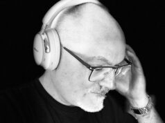 Descobri que a melhor atualização de áudio era aquela que já possuo, mas esqueci de usar Fones de ouvido sem fio brancos marcados com L e R ao lado de um ícone rosa de onda sonora e gráficos de frequência.