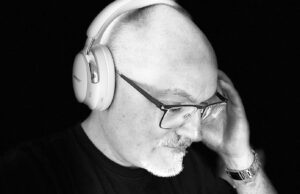 Descobri que a melhor atualização de áudio era aquela que já possuo, mas esqueci de usar Fones de ouvido sem fio brancos marcados com L e R ao lado de um ícone rosa de onda sonora e gráficos de frequência.