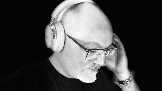 Fones de ouvido sem fio brancos marcados com L e R ao lado de um ícone rosa de onda sonora e gráficos de frequência.