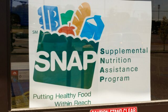 Destinatários do SNAP caem em 660.000 em um mês Stock image/file photo: A SNAP sign in a retailer window.