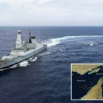 Navio de guerra HMS Dragon realizando manobras evasivas no mar.