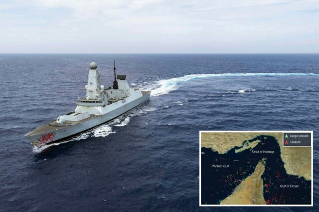 Navio de guerra HMS Dragon realizando manobras evasivas no mar.