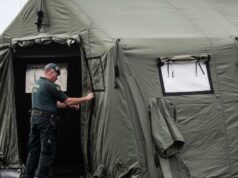 Detalhes do plano de evacuação do navio de cruzeiro contra hantavírus revelados Um membro da Guardia Civil termina de montar uma tenda num ponto de recepção esperado para passageiros do MV Hondius no Porto de Granadilla.