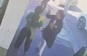 Detenção feita depois que uma garçonete que visitava Melbourne em férias de trabalho teve um ‘prato esmagado no rosto’ por um estranho enquanto atendia os clientes A mochileira francesa Anais Poupon (à esquerda) foi supostamente atacada pela mulher (à direita) no Dia Anzac