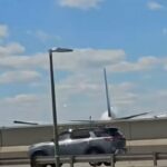 Detik-detik Mengerikan Pesawat United Airlines Tabrak Truk hingga Tiang Lampu saat Mendarat