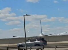 Detik-detik Mengerikan Pesawat United Airlines Tabrak Truk hingga Tiang Lampu saat Mendarat Detik-detik Mengerikan Pesawat United Airlines Tabrak Truk hingga Tiang Lampu saat Mendarat