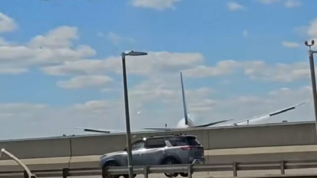 Detik-detik Mengerikan Pesawat United Airlines Tabrak Truk hingga Tiang Lampu saat Mendarat
