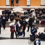 A segurança do Parlamento e a AFP removem manifestantes pró-Palestina do saguão de mármore do Parlamento em Canberra na terça-feira, 26 de maio de 2026.
