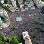 Dezenas de milhares de pessoas manifestam-se na Sérvia para manifestações antigovernamentais