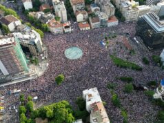 Dezenas de milhares de pessoas manifestam-se na Sérvia para manifestações antigovernamentais Dezenas de milhares de pessoas manifestam-se na Sérvia para manifestações antigovernamentais