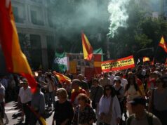 Dezenas de milhares de pessoas marcham em Madrid para exigir a demissão do primeiro-ministro Dezenas de milhares de pessoas marcham em Madrid para exigir a demissão do primeiro-ministro