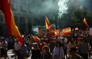 Dezenas de milhares de pessoas marcham em Madrid para exigir a demissão do primeiro-ministro Dezenas de milhares de pessoas marcham em Madrid para exigir a demissão do primeiro-ministro