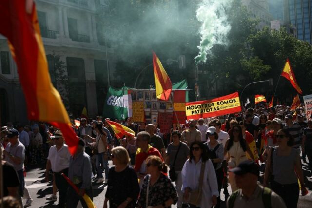 Dezenas de milhares de pessoas marcham em Madrid para exigir Dezenas de milhares de pessoas marcham em Madrid para exigir a demissão do primeiro-ministro