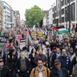 Dezenas de milhares marcham em Londres em protestos de extrema direita e pró-Palestina