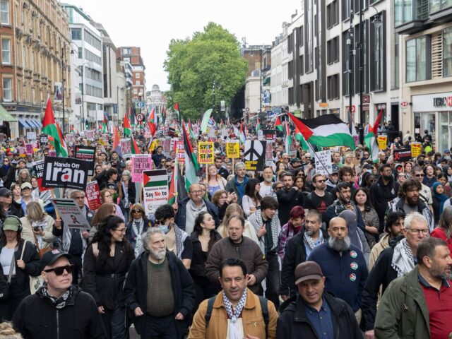 Dezenas de milhares marcham em Londres em protestos de extrema direita e pró-Palestina
