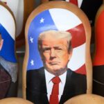 Bonecas de madeira russas tradicionais, chamadas Matryoshka, representando o presidente russo, Vladimir Putin, o presidente dos EUA, Donald Trump, e o presidente da China, Xi Jinping, expostas à venda em uma loja de souvenirs em Moscou no ano passado.