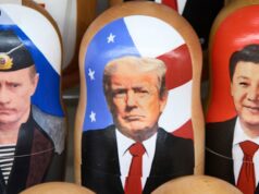 Dias depois da saída de Trump, Xi deu as boas-vindas a Putin. Eles têm uma química que está remodelando o mundo Bonecas de madeira russas tradicionais, chamadas Matryoshka, representando o presidente russo, Vladimir Putin, o presidente dos EUA, Donald Trump, e o presidente da China, Xi Jinping, expostas à venda em uma loja de souvenirs em Moscou no ano passado.