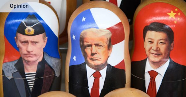 Dias depois da saída de Trump, Xi deu as boas-vindas Bonecas de madeira russas tradicionais, chamadas Matryoshka, representando o presidente russo, Vladimir Putin, o presidente dos EUA, Donald Trump, e o presidente da China, Xi Jinping, expostas à venda em uma loja de souvenirs em Moscou no ano passado.
