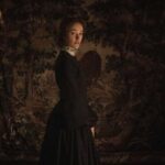 Diretor de 'Victorian Psycho' sobre o desafio de fazer um filme 'demente' e 'engraçado' onde você torce pelo serial killer de Maika Monroe