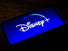 Disney quer criar um ‘super aplicativo’ unificado, diz relatório Disney+ app on phone