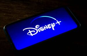Disney quer criar um ‘super aplicativo’ unificado, diz relatório Disney+ app on phone