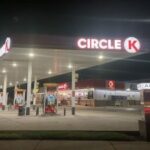 Fotografia externa de um posto de gasolina Circle K.