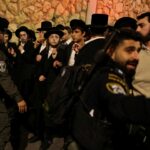 epa12919773 A polícia usa o calvário contra judeus ultraortodoxos que protestam contra o recrutamento militar que bloqueou uma rodovia principal em Bnei Brak, Israel, 28 de abril de 2026. EPA/ABIR SULTAN
