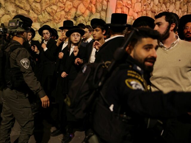 epa12919773 A polícia usa o calvário contra judeus ultraortodoxos que protestam contra o recrutamento militar que bloqueou uma rodovia principal em Bnei Brak, Israel, 28 de abril de 2026. EPA/ABIR SULTAN